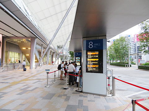 東京駅八重洲南口 JRハイウェイバスターミナル8番乗り場の様子です。